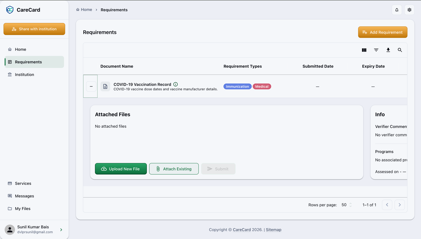 Page Exigences avec une ligne développée, affichant la carte Fichiers joints (Téléverser un nouveau fichier, Joindre un document existant, Soumettre) et la carte Info